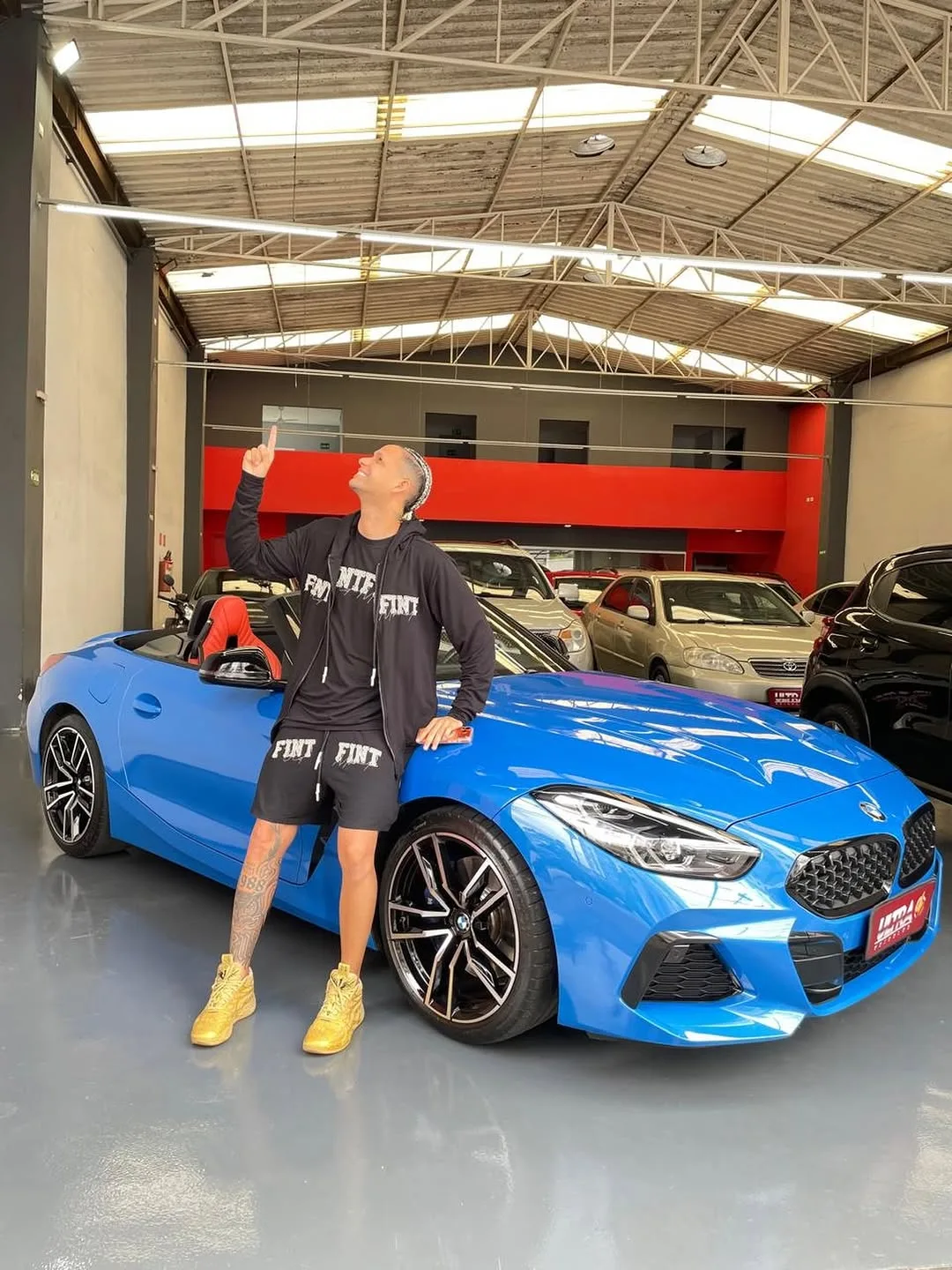 Cliente da Ultra Veículos com o carro que comprou na loja