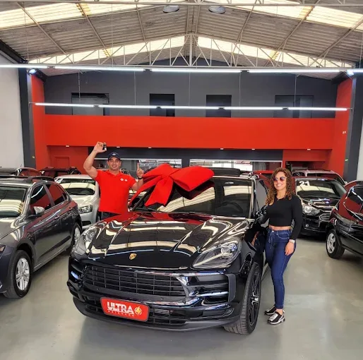Cliente da Ultra Veículos com o carro que comprou na loja