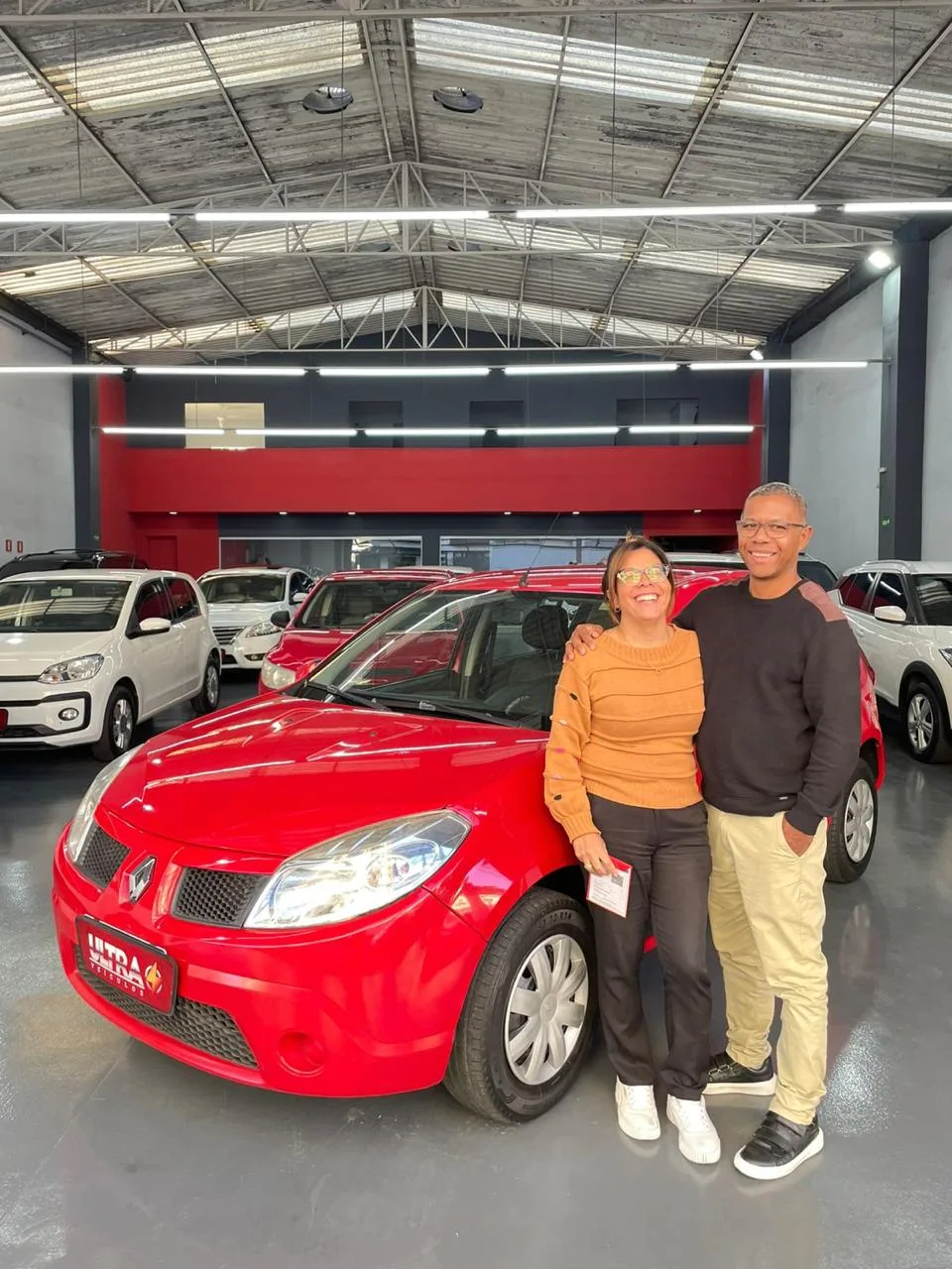 Cliente da Ultra Veículos com o carro que comprou na loja