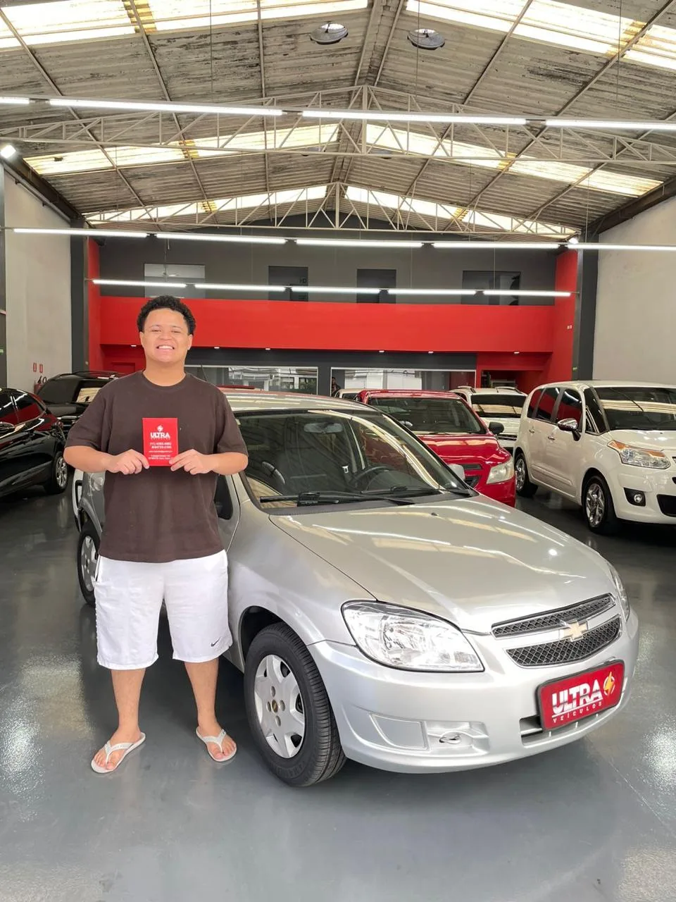 Cliente da Ultra Veículos com o carro que comprou na loja