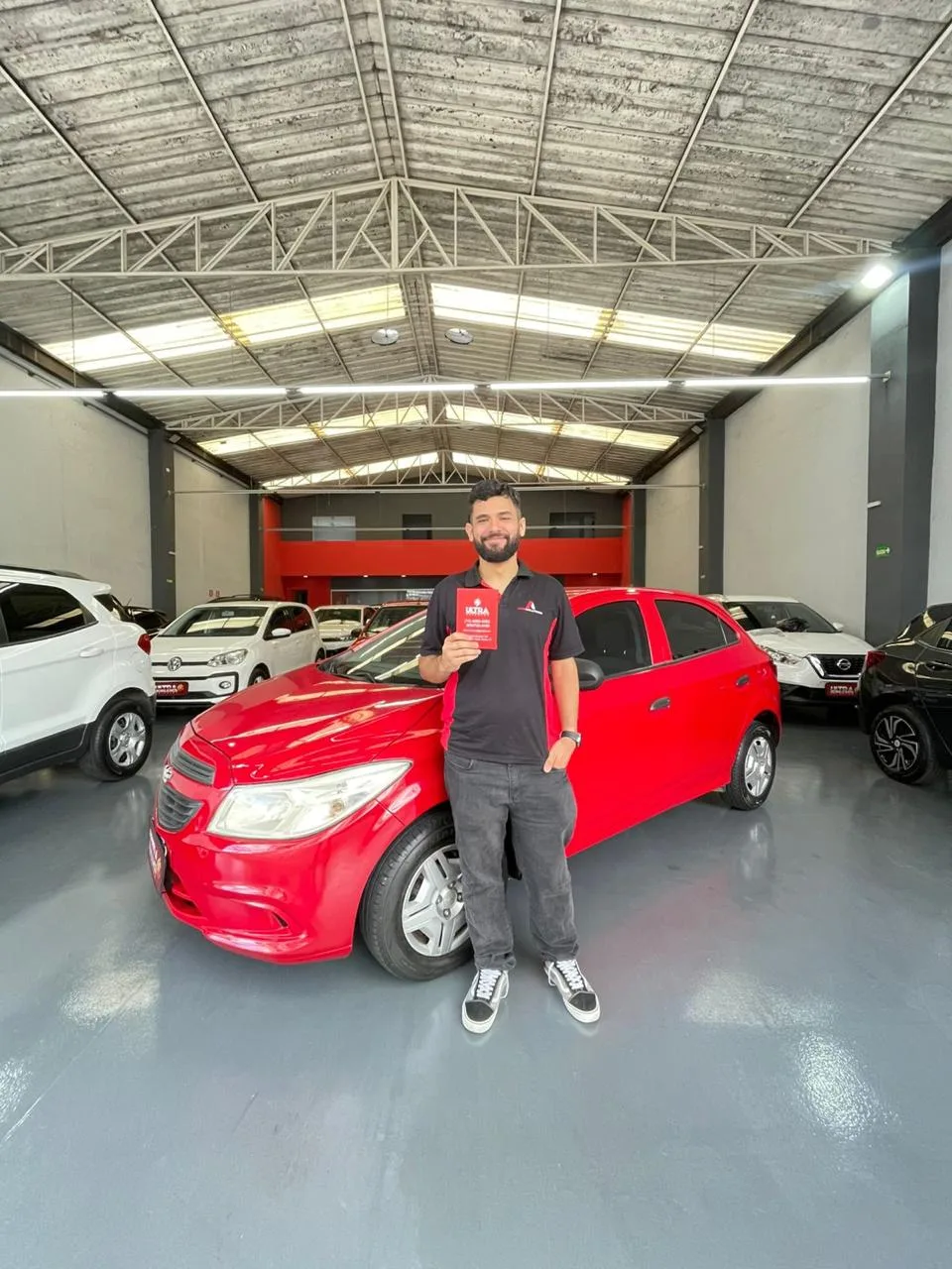 Cliente da Ultra Veículos com o carro que comprou na loja