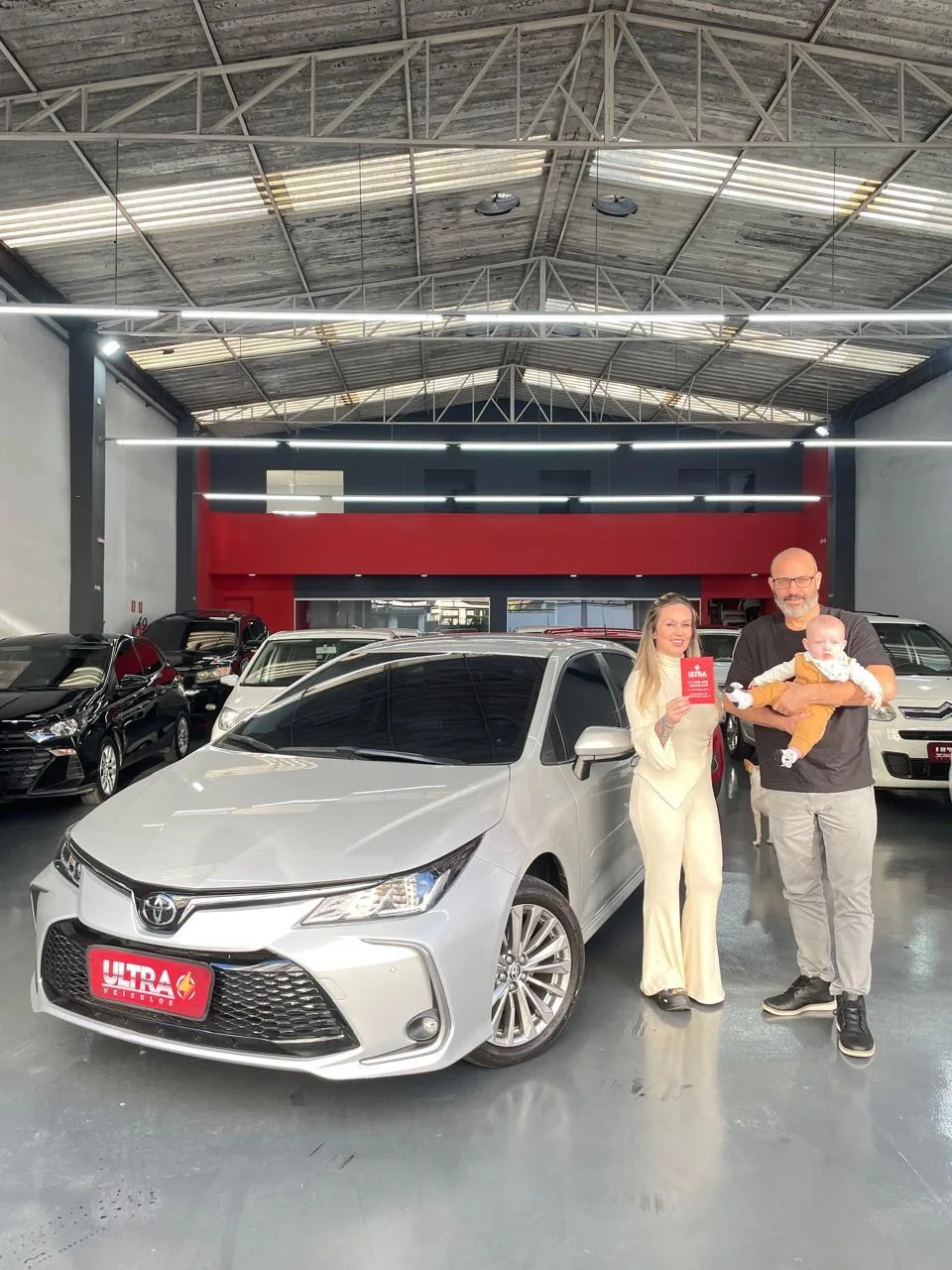 Cliente da Ultra Veículos com o carro que comprou na loja