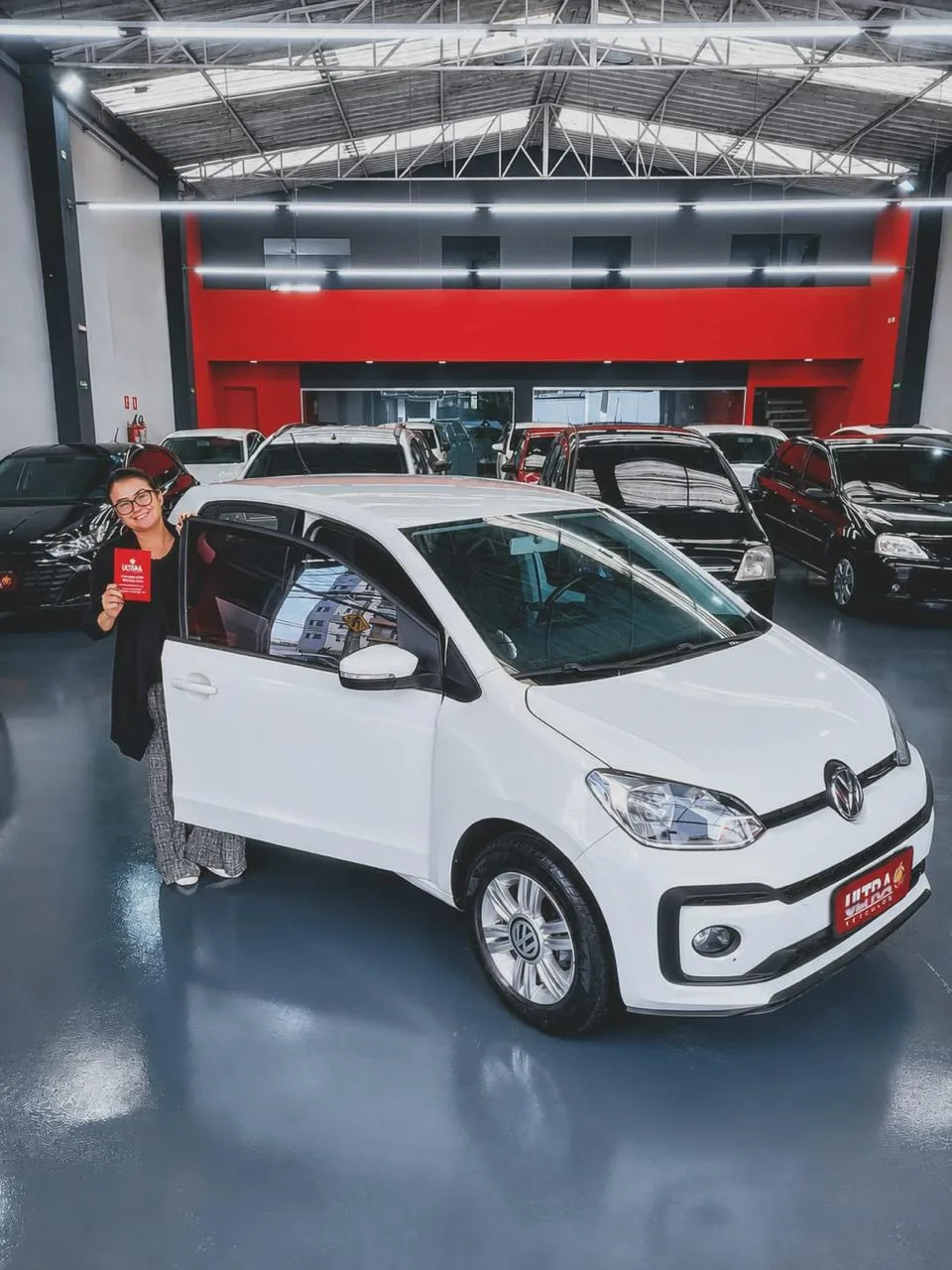 Cliente da Ultra Veículos com o carro que comprou na loja