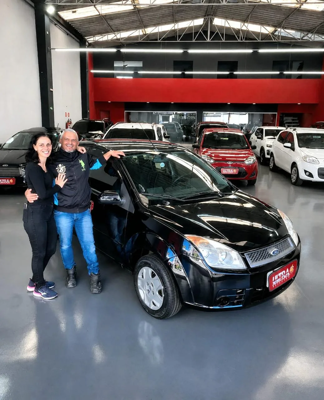 Cliente da Ultra Veículos com o carro que comprou na loja
