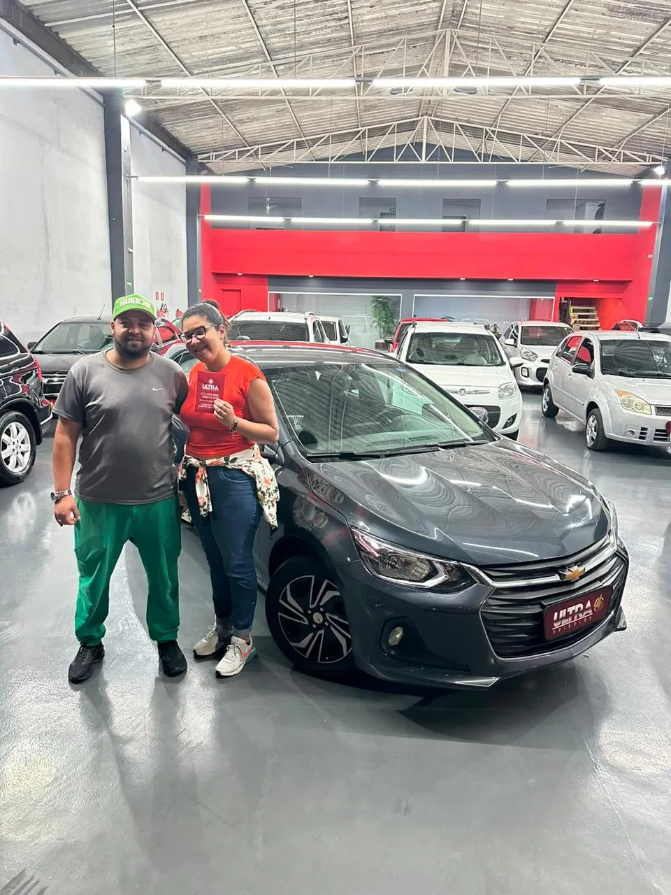 Cliente da Ultra Veículos com o carro que comprou na loja